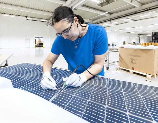 MADE IN GERMANY. Produktion Heckert Solarmodule in neuer Fabrik Langenwetzendorf 2023