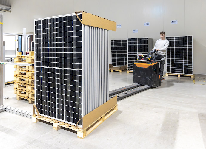 MADE IN GERMANY. Produktion Heckert Solarmodule in neuer Fabrik Langenwetzendorf 2023