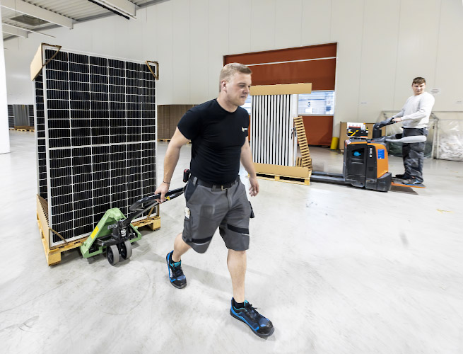 MADE IN GERMANY. Produktion Heckert Solarmodule in neuer Fabrik Langenwetzendorf 2023