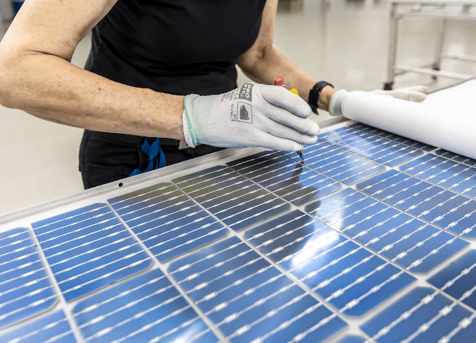 MADE IN GERMANY. Produktion Heckert Solarmodule in neuer Fabrik Langenwetzendorf 2023