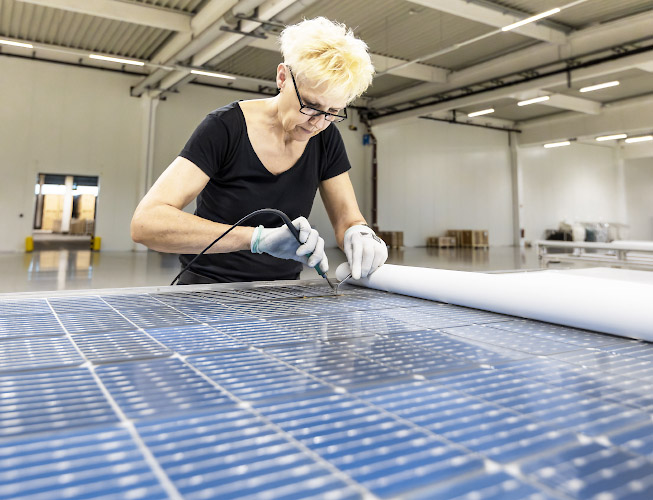 MADE IN GERMANY. Produktion Heckert Solarmodule in neuer Fabrik Langenwetzendorf 2023