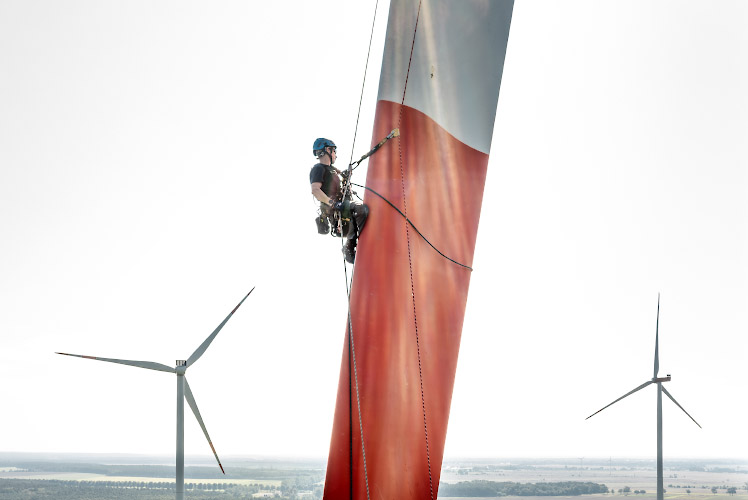 Hi.Work Industriekletterer bei Routinechecks an Rotorblatt. Windpark bei Albertshof. Land Brandenburg 2023