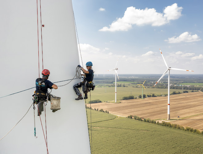 Hi.Work Industriekletterer bei Routinechecks an Rotorblatt. Windpark bei Albertshof. Land Brandenburg 2023