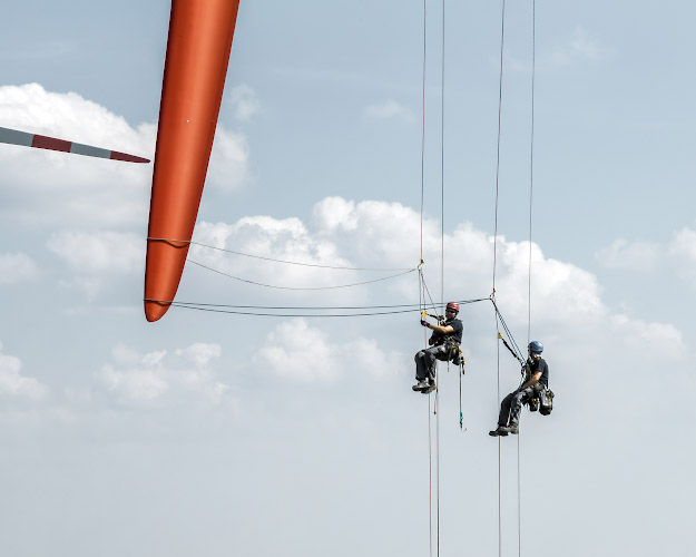 Hi.Work Industriekletterer bei Routinechecks an Rotorblatt. Windpark bei Albertshof. Land Brandenburg 2023