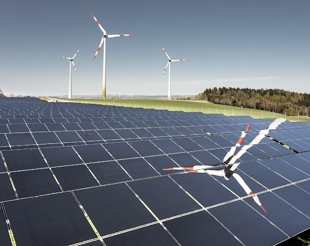 Solarpark der Energieversorgung Mittelrhein. 3 Megawatt Leistung mit Solarmodulen aus chinesischer Fertigung. Mastershausen Hunsrück 2021