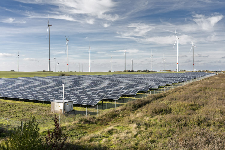 Erneuerbare Energien - Friedliche Koexistenz von Solarenergie und Windkraft. Prenzlau 2022