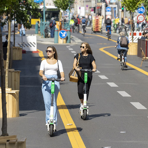 E-Scooter auf autofreier Friedrichstrasse Berlin 2020