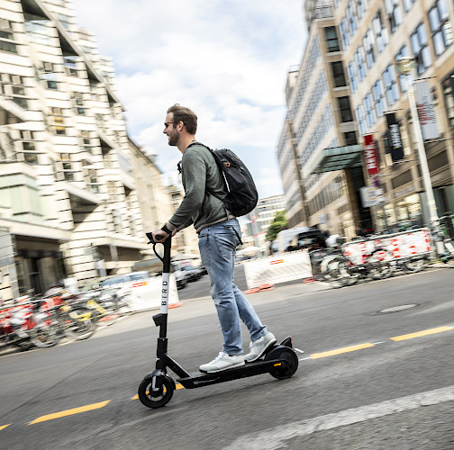 E-Scooter auf autofreier Friedrichstrasse Berlin 2020