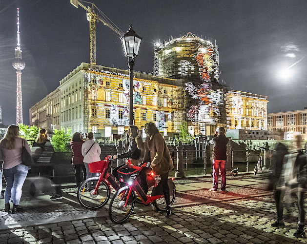 Elektrische Leihfahrräder auf dem Festival Of Lights Berlin 2019