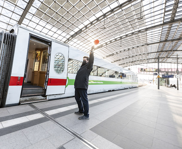Integrierte Photovoltaik Dachanlage über Bahnsteig Hauptbahnhof Berlin 2021