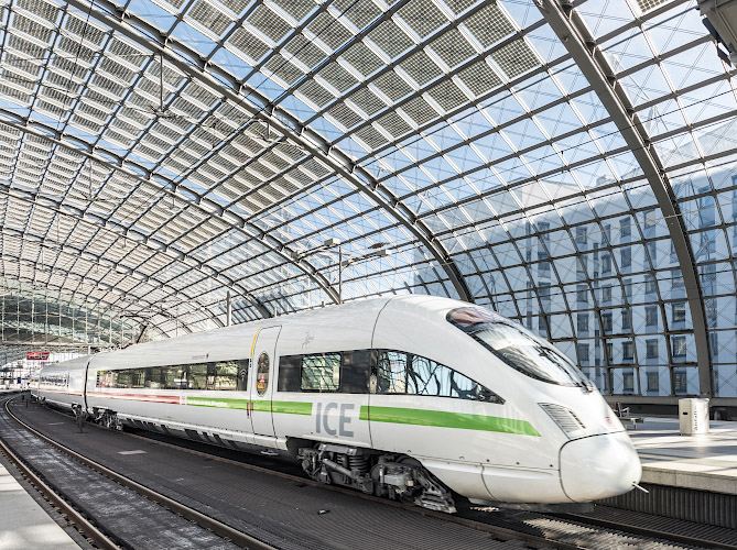 Integrierte Photovoltaik Dachanlage über Bahnsteig Hauptbahnhof Berlin 2021