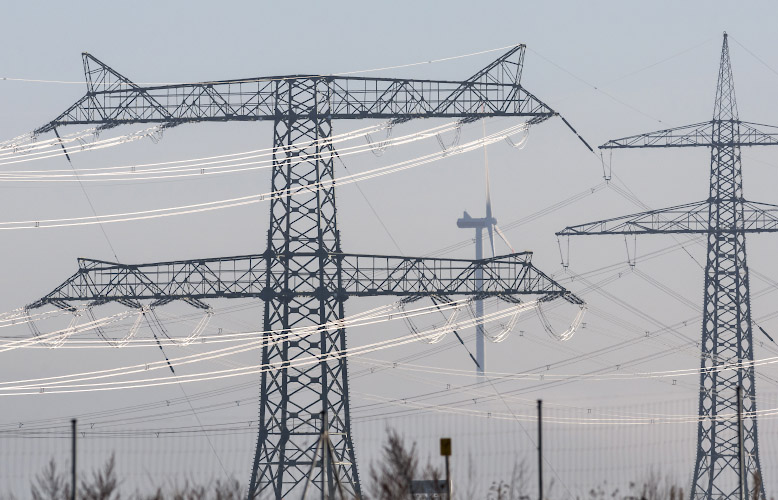 Netzerweiterung 380 KV Nordring durch Netzbetreiber 50Hertz, dazwischen Windenergieanlage im Morgennebel. Malchow, Land Brandenburg 2022