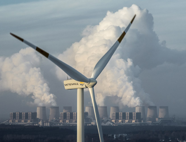 Vestas Windenergieanlage von Vattenfall vor Kulisse LEAG Braunkohlenkraftwerk Jaenschwalde. Land Brandenburg Dezember 2022