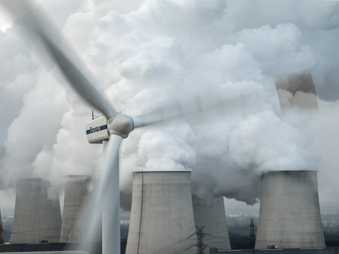 Vestas Windenergieanlage vor Kulisse LEAG Braunkohlenkraftwerk Jaenschwalde. Land Brandenburg Dezember 2022