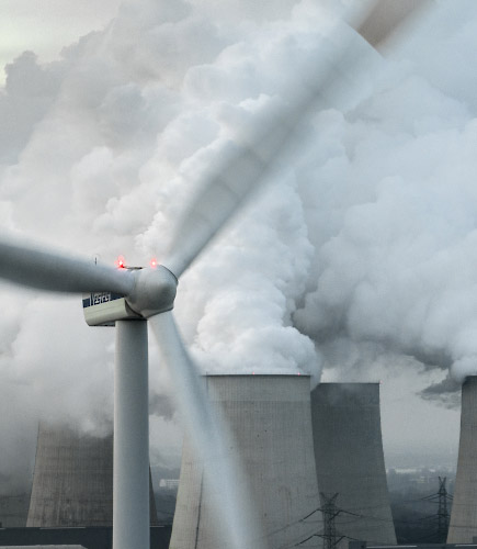 Vestas Windenergieanlage vor Kulisse LEAG Braunkohlenkraftwerk Jaenschwalde. Dezember 2022