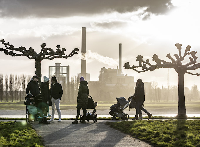 Junge Familien vor Gaskraftwerk Lausward mit Block Fortuna. Düsseldorfer Stadtwerke, EnBW. Düsseldorf Germany 2022