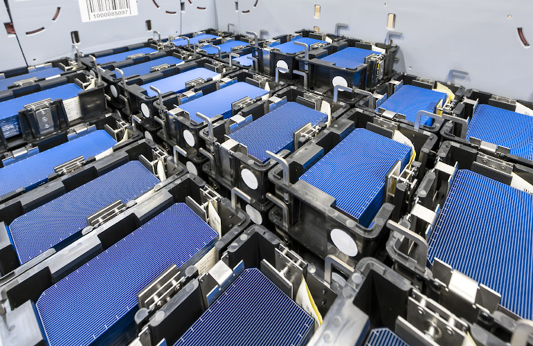 MADE IN GERMANY. Produktion Meyer Burger Solarzellen in Fabrik Thalheim 2023