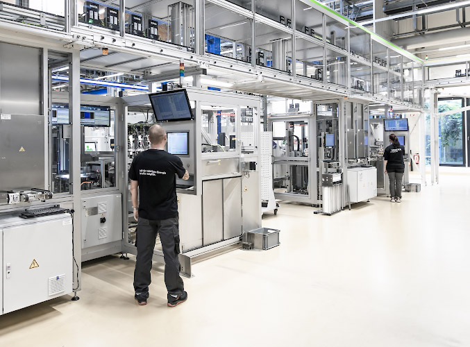 MADE IN GERMANY. Produktion Meyer Burger Solarzellen in Fabrik Thalheim 2023