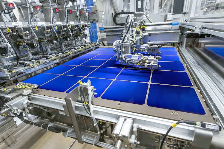MADE IN GERMANY. Produktion Meyer Burger Solarzellen in Fabrik Thalheim 2023