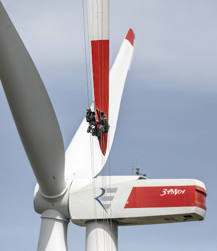 Industriekletterer im Windpark. Nachrüstung einer Repower 3.4M 104 mit Zackenkamm als Schalldämpfer. Pinnow, Brandenburg 2022