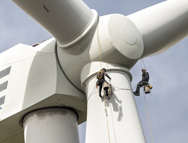 Industriekletterer im Windpark. Nachrüstung einer Repower 3.4M 104 mit Zackenkamm als Schalldämpfer. Pinnow, Brandenburg 2022