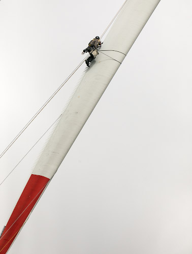 Industriekletterer im Windpark. Nachrüstung einer Repower 3.4M 104 mit Zackenkamm als Schalldämpfer. Pinnow, Brandenburg 2022