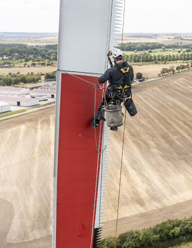 Industriekletterer im Windpark. Nachrüstung einer Repower 3.4M 104 mit Zackenkamm als Schalldämpfer. Pinnow, Brandenburg 2022