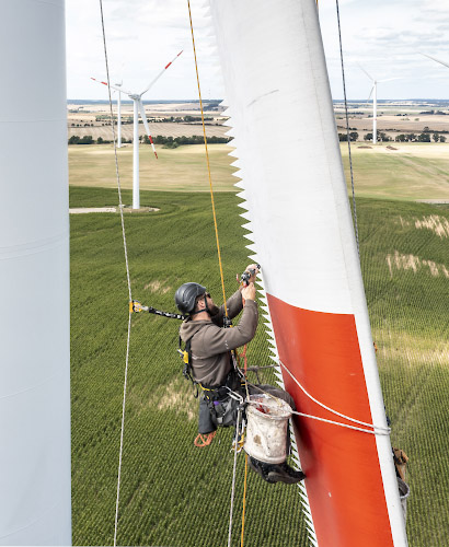 Industriekletterer im Windpark. Nachrüstung einer Repower 3.4M 104 mit Zackenkamm als Schalldämpfer. Pinnow, Brandenburg 2022