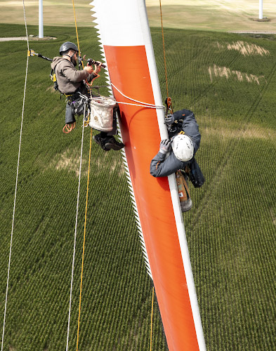 Industriekletterer im Windpark. Nachrüstung einer Repower 3.4M 104 mit Zackenkamm als Schalldämpfer. Pinnow, Brandenburg 2022