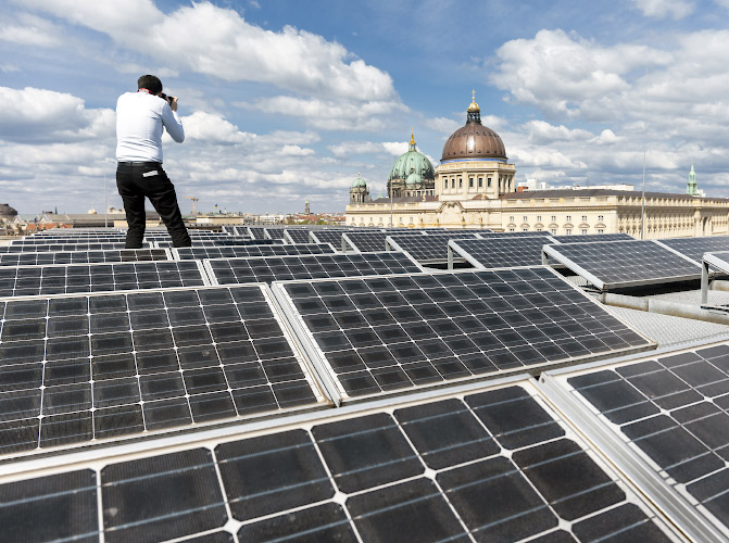 Das solare Regierungsviertel Berlin. Photovoltaikdachanlage auf Auswaertiges Amt. Berlin 2022