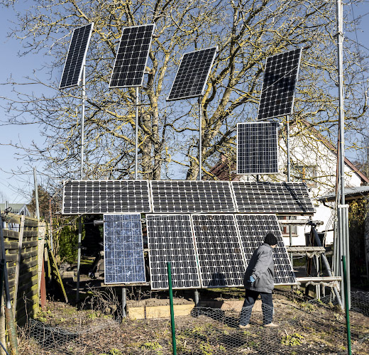 Von Privat installierte Solaranlage im eigenen Garten, einige Module können manuell der Sonne nachgeführt werden. Born, Deutschland 2022