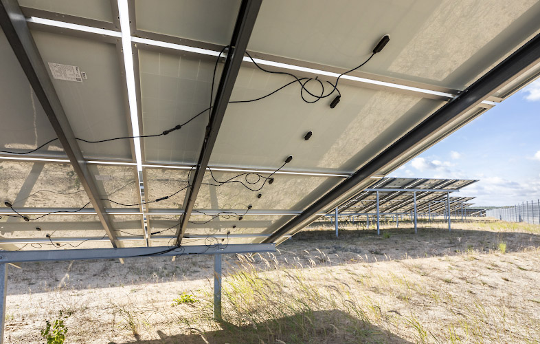 EnBW Solarpark Sophienhof Nord, errichtet auf stillgelegtem Kiestagebau, generiert 9 MW. Neustrelitz Sommer 2022 Neustrelitz