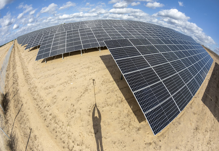 EnBW Solarpark Sophienhof Nord, errichtet auf stillgelegtem Kiestagebau, generiert 9 MW. Neustrelitz Sommer 2022 Neustrelitz