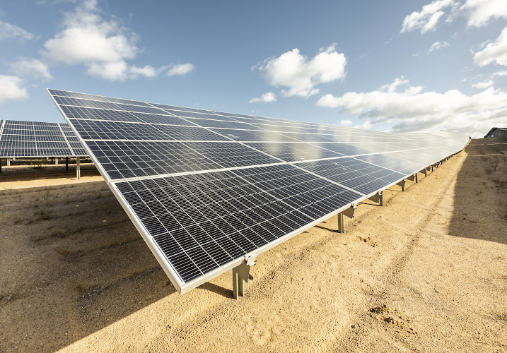 EnBW Solarpark Sophienhof Nord, errichtet auf stillgelegtem Kiestagebau, generiert 9 MW. Neustrelitz Sommer 2022 Neustrelitz