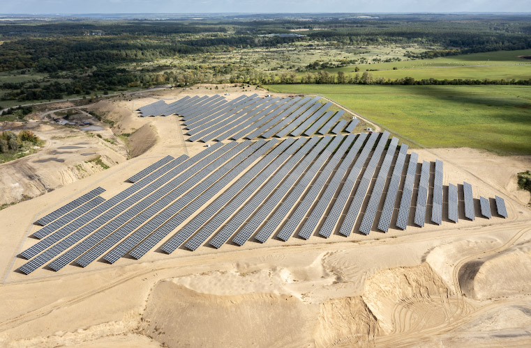 EnBW Solarpark Sophienhof Nord, errichtet auf stillgelegtem Kiestagebau, generiert 9 MW. Neustrelitz Sommer 2022 Neustrelitz