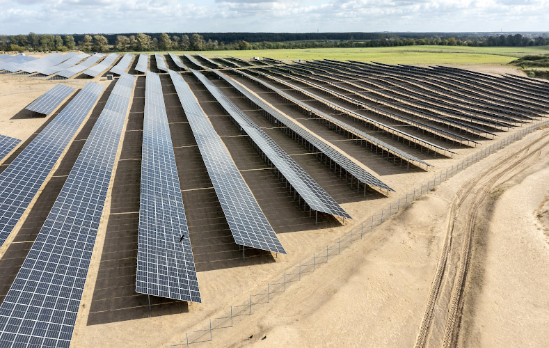 EnBW Solarpark Sophienhof Nord, errichtet auf stillgelegtem Kiestagebau, generiert 9 MW. Neustrelitz Sommer 2022 Neustrelitz