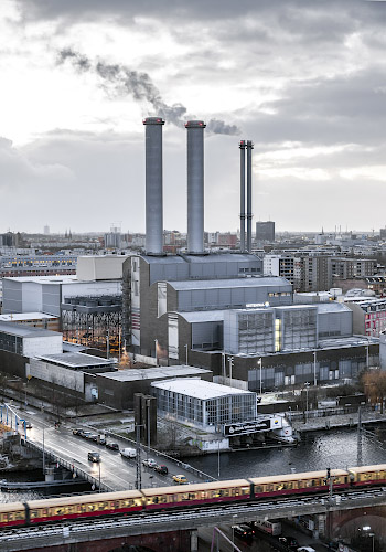 Modernes Vattenfall Gas-und Dampfturbinen Heizkraftwerk Mitte, Gaskraftwerk mit GUD-Technik. Berlin, Deutschland 2022