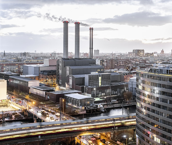 Modernes Vattenfall Gas-und Dampfturbinen Heizkraftwerk Mitte, Gaskraftwerk mit GUD-Technik. Berlin, Deutschland 2022