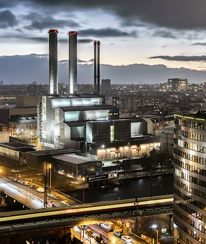 Modernes Vattenfall Gas-und Dampfturbinen Heizkraftwerk Mitte, Gaskraftwerk mit GUD-Technik. Berlin, Deutschland 2022