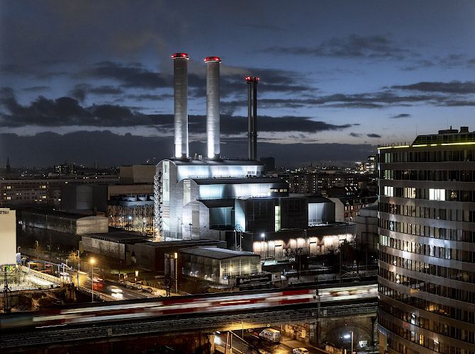 Modernes Vattenfall Gas-und Dampfturbinen Heizkraftwerk Mitte, Gaskraftwerk mit GUD-Technik. Berlin, Deutschland 2022