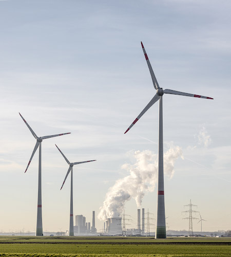 Windpark vor Kulisse Braunkohlenkraftwerk Weisweiler 2019