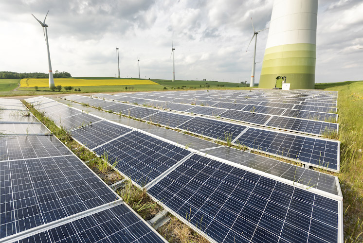 Kleine Photovoltaikanlage unterhalb Turm einer Enercon Windkraftanlage, Betreiber WestfalenWind GmbH. Windpark Huser Klee. Bei Paderborn 2022