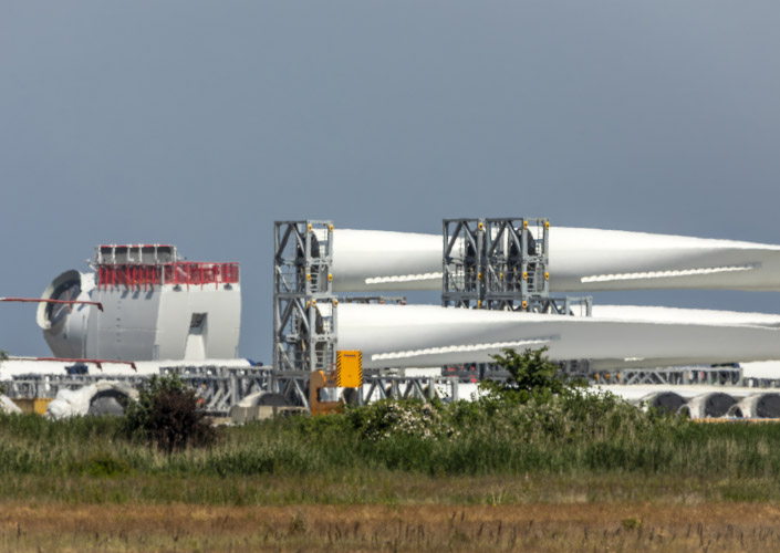 Freilager Siemens Gamesa Maschinenhaus und Rotorblatt fuer Windkraftanlagen in Offshore Windparks der Nordsee. Cuxhaven 2023