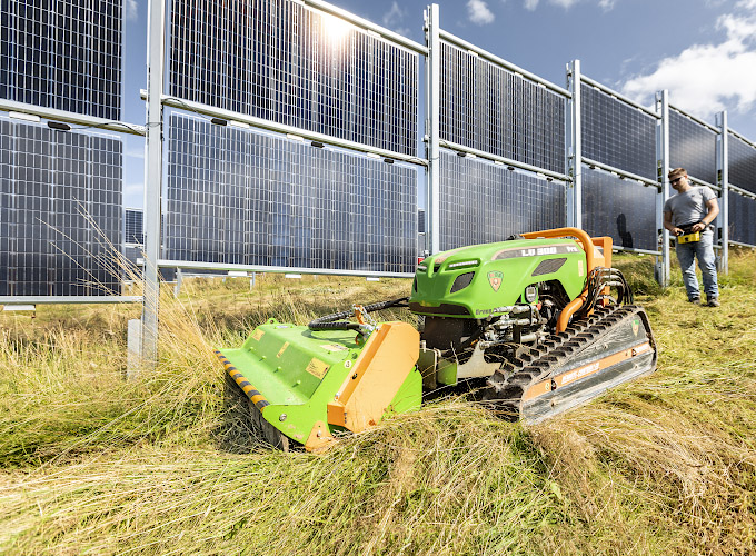 Agri-Photovoltaik im Bifacialen Solarkraftwerk von Next2Sun Eppelborn Dirmingen. Saarland, Deutschland 2021