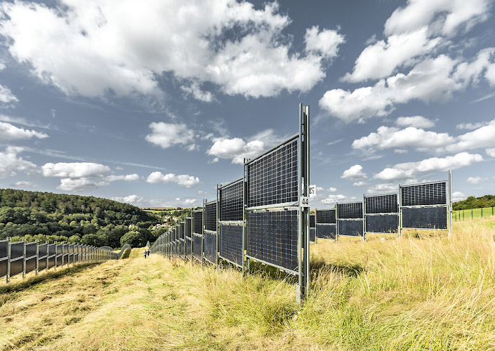 Agri-Photovoltaik im Bifacialen Solarkraftwerk von Next2Sun Eppelborn Dirmingen. Saarland, Deutschland 2021