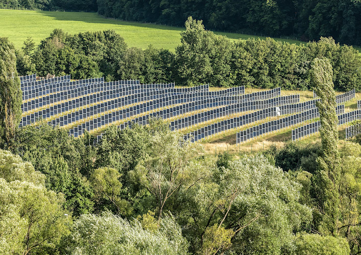 Agri-Photovoltaik im Bifacialen Solarkraftwerk von Next2Sun Eppelborn Dirmingen. Saarland, Deutschland 2021
