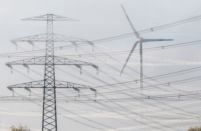 Netzerweiterung 380 KV Nordring durch Netzbetreiber 50Hertz, dazwischen Enercon Windenergieanlage im Morgennebel. Malchow bei Berlin 2022