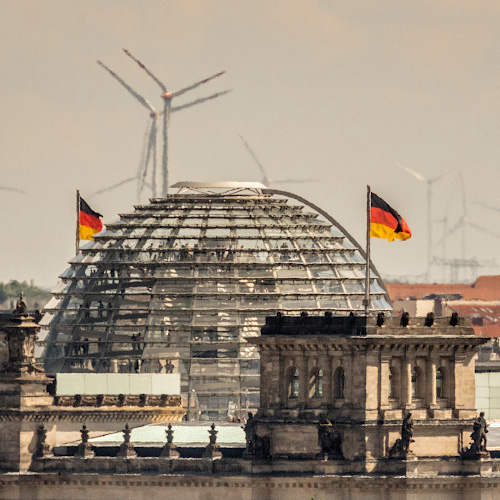 Reichstagskuppel vor Windpark im Berliner Speckguertel 2018