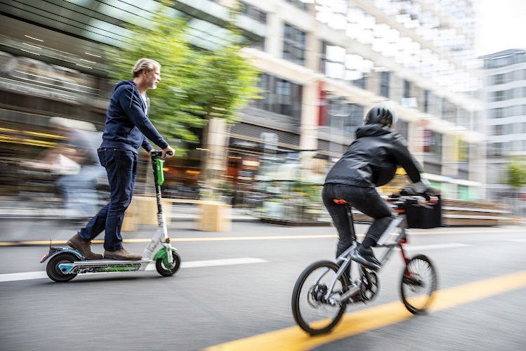 E-Scooter erobern autofreie Friedrichstrasse Berlin 2020
