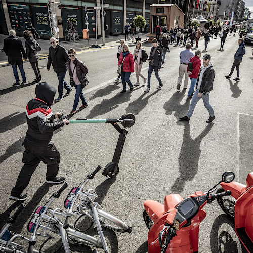 E-Scooter erobern autofreie Friedrichstrasse Berlin 2020